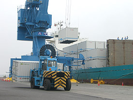 大型貨物船で運び込まれるコンテナ